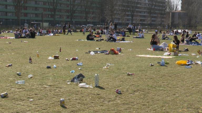 Afval in het Spoorpark in Tilburg. 