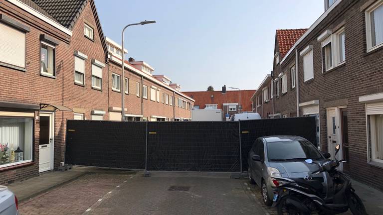 Deel van de Van Alkemadestraat is afgesloten voor politieonderzoek (Foto: René van Hoof)