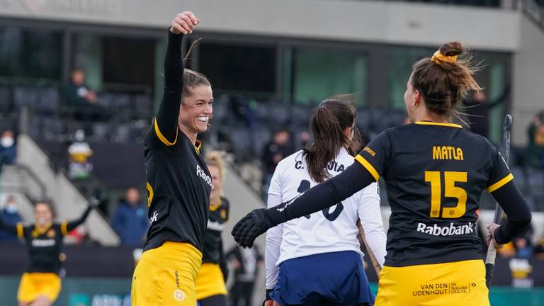 Lidewij Welten en Frederique Matla blij na de eerste treffer in de finale (foto: OrangePictures).