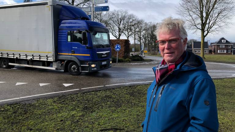 Jan Manders uit Deurne is de vrachtwagens achter zijn huis zat (foto: Alice van der Plas).