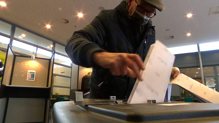 Een stembiljet gaat in de stembus.