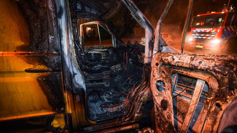 De brandweer kon niet voorkomen dat de busjes aan de Heezerweg in Eindhoven verloren gingen (foto: SQ Vision).