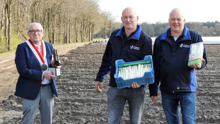 Ton en Walter Gubbels krijgen de eerste prijs overhandigd (foto: Brabants Asperge Genootschap).