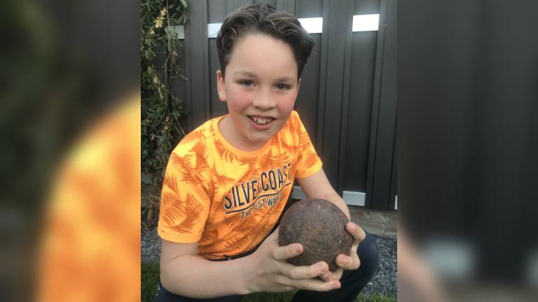 Sem (10) en de kogel die hij in de tuin vond (foto: privécollectie)