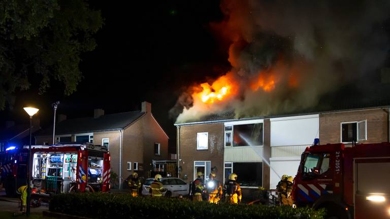 De brand in Helvoirt brak rond tien uur vrijdagavond uit (foto: Iwan van Dun/SQ Vision).