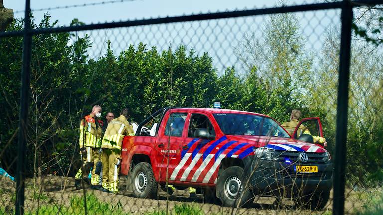 Een motorcrosser moet met een brandweerjeep van het terrein gehaald worden.