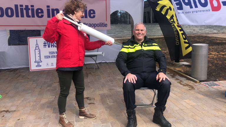 Agent Luc Hoeben krijgt een  'financiele injectie' (Foto: Tonnie Vossen)