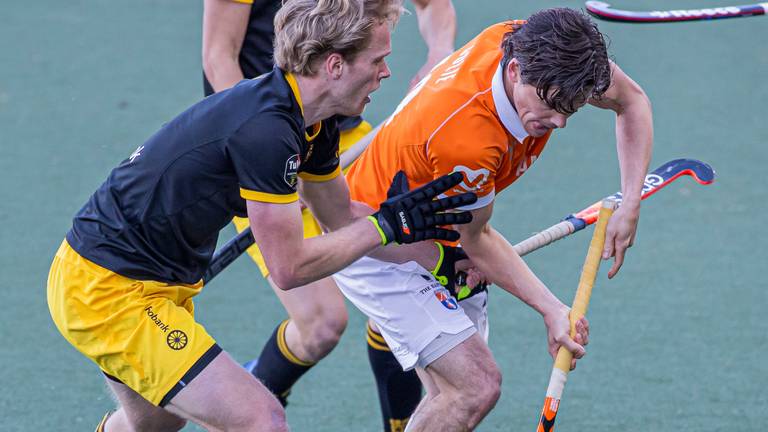 Wouter Jolie (Bldaal) met Imre Vos (Den Bosch) tijdens de eerste wedstrijd van de halve finales play-offs (foto: ANP/Hollandse Hoogt/Koen Suyk).