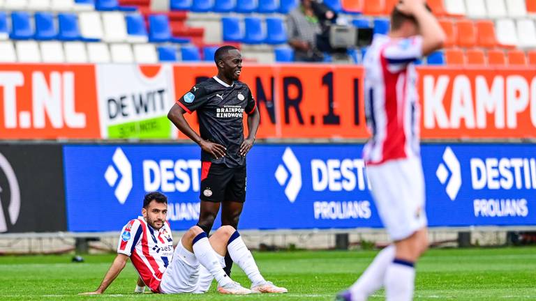 Een teleurgestelde Vangelis Pavlidis (zittend) zondag tijdens de wedstrijd van Willem II tegen PSV (0-2) in Tilburg (foto: ANP / Olaf Kraak).