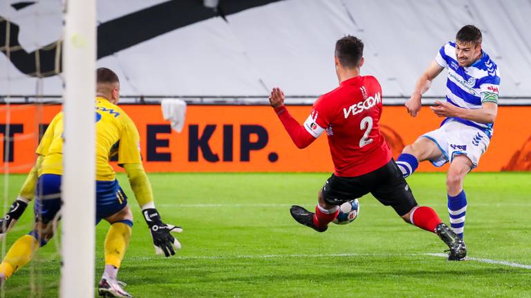 Eén van de vele keren dat de verdediging van Helmond Sport overeind bleef bij een doelpoging van De Graafschap (foto: OrangePictures).