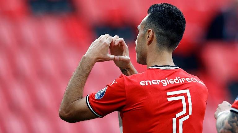 Eran Zahavi viert zijn doelpunt door een hartje te maken naar zijn vrouw op de tribune (foto: ANP / Maurice van Steen).