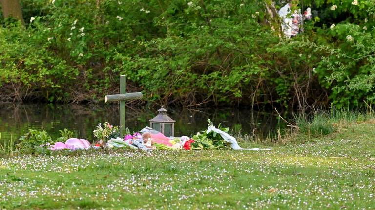 De bloemen die buurtbewoners neerlegden (foto: Tom van der Put/SQ Vision).