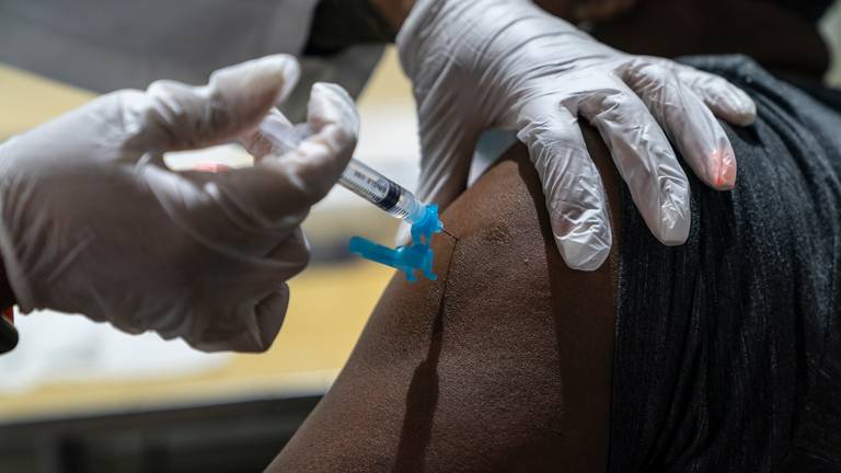 Een coronavaccinatie (foto: ANP).