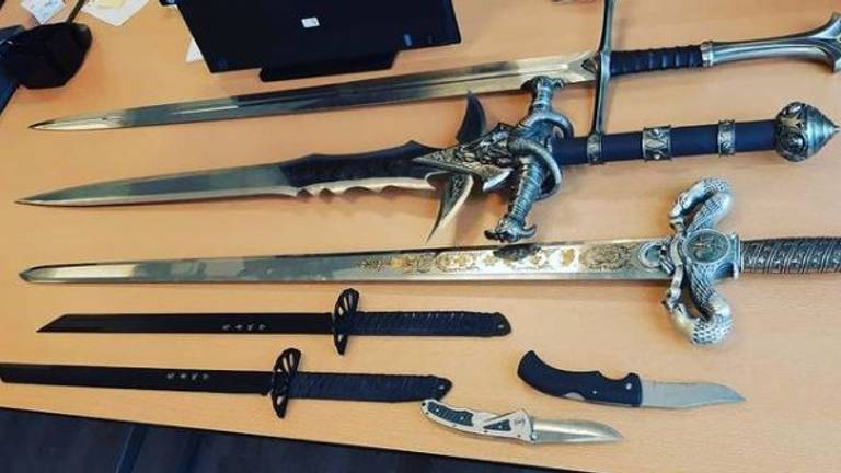 De zwaarden en andere steekwapens worden vernietigd (foto:politie)