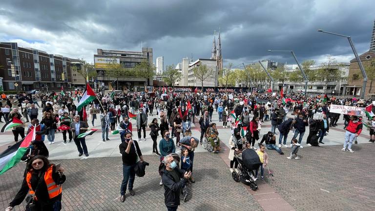 Honderden demonstranten voor Palestina op het Stadhuisplein in Eindhoven (foto Studio040: Alain Heeren)