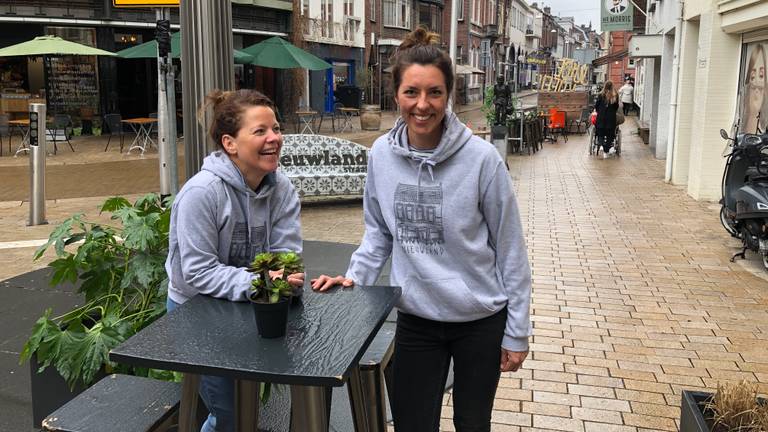 Winkeliers in de Tilburgse Nieuwlandstraat zijn blij dat ze weer open kunnen (foto: Tom van den Oetelaar).