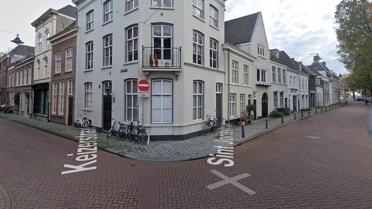 De man probeerde de handhaver aan te rijden (foto: Google Streetview).