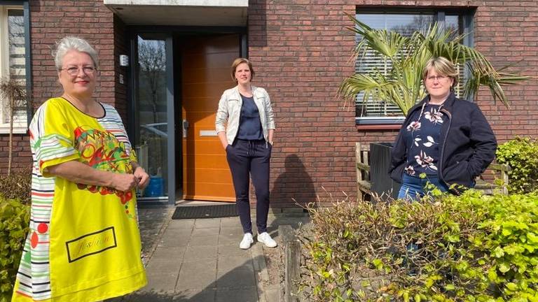 Buurtbewoners Ria Schmidt, Jannie Quik en Martjalda van Hees vrezen voor hun huizen.