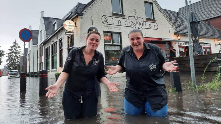 Café loopt compleet onder door hoosbui: 'Het water kwam ...