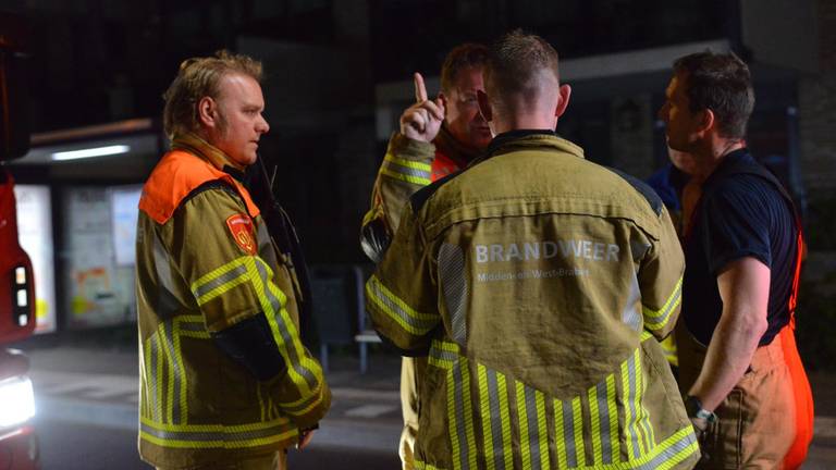 De brandweer bij het huis aan de Zorgvlietstraat in Breda (foto: Perry Roovers/SQ Vision).