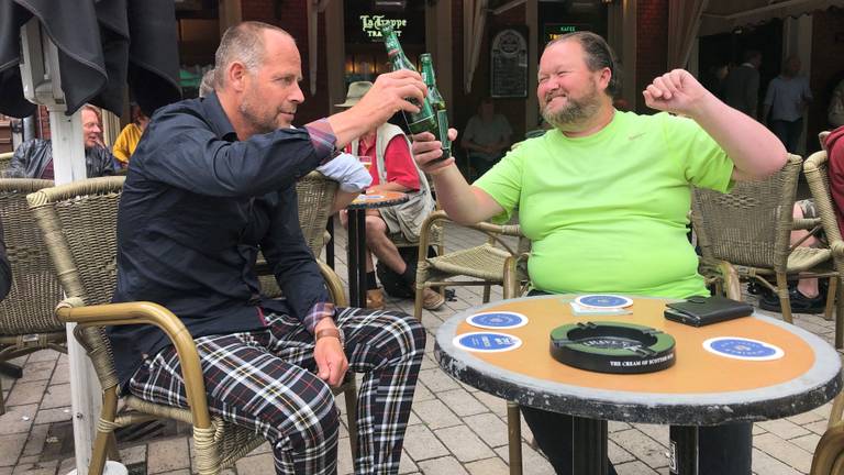 Horecabezoekers kunnen weer tot 22.00 uur op het terras zitten. 