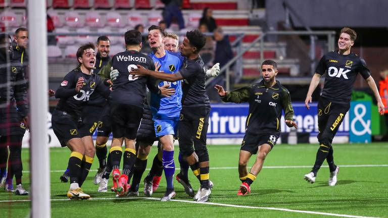 NAC won in Emmen en gaat door naar de play-offsfinale.