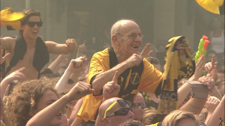 Beeld van het feest na de promotie in 2017.