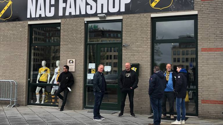 NAC-fans in de rij.