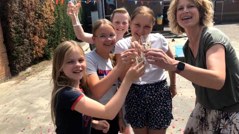 De scholieren kregen kinderchampagne om het goede nieuws te vieren.