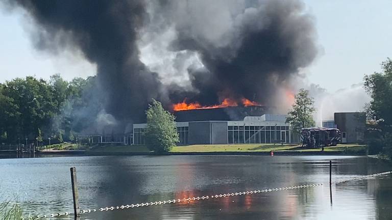 De brand gezien vanaf een strandje (Beeld: Giselle).