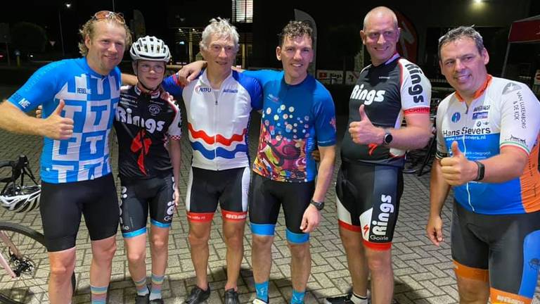 Acteur Leo Alkema (helemaal links)  fietste samen met zijn zoon in de nachtelijke uurtjes (foto: 12UUR sportief)