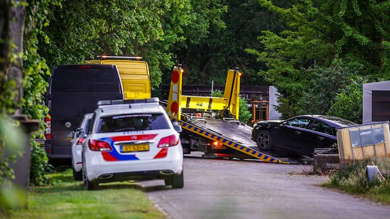 De politie nam een auto in beslag (foto: SQ Vision).