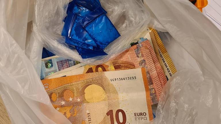 Een deel van de drugs en het geld dat in beslag is genomen (foto: politie Den Bosch Facebook).