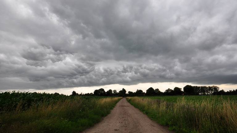 Het onweer trekt over Zuidoost-Brabant (foto: Ben Saanen).
