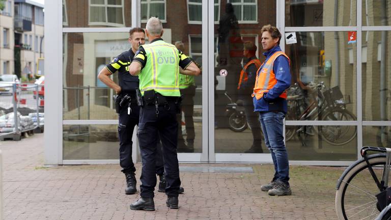 Agenten bij het gemeentehuis in Cuijk (foto: SQ Vision).