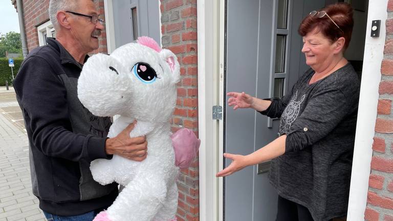 Buurtbewoonster Franka Berkers zamelt knuffelbeesten in voor de buurt. (Foto: Alice van der Plas)