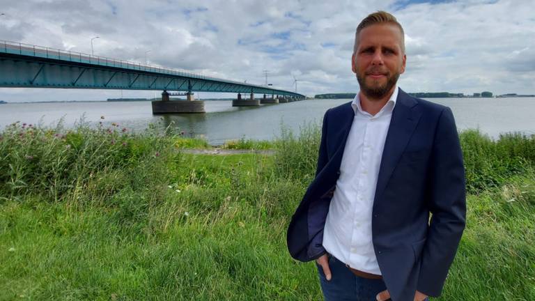 Maikel de Bekker hoopt dat het onderhoud van de Haringvlietbrug sneller kan dan de geplande zes jaar.