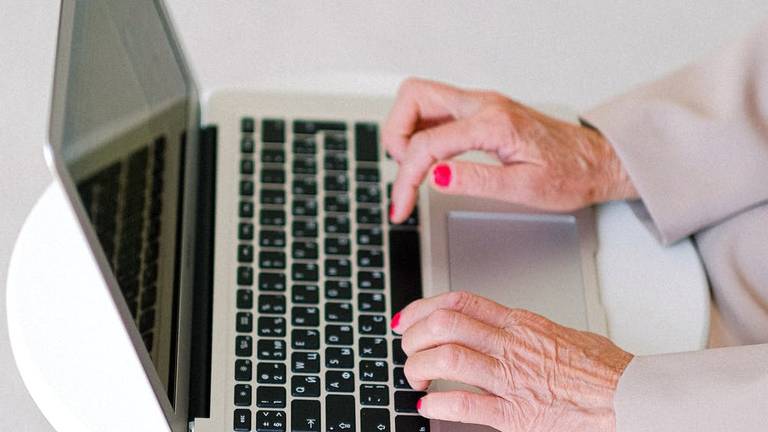 Twee ouderen werden op dezelfde dag opgelicht (foto: Pexels).