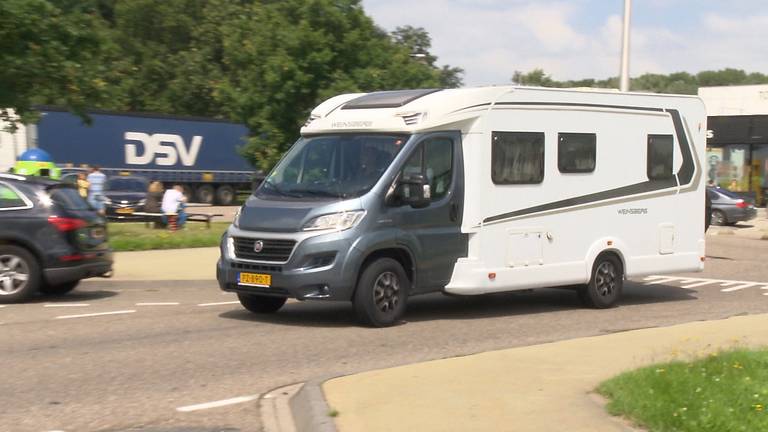 Een van de wagens die zondag bij Hazeldonk de grens passeerden (foto: Omroep Brabant).