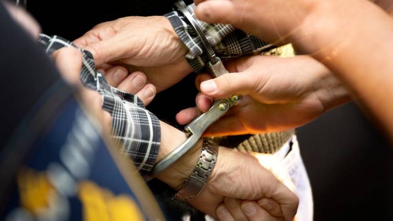 De man werd in de boeien geslagen (foto: politie).