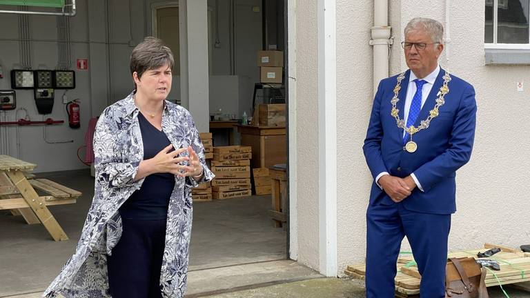 Commissaris van de Koning Ina Adema in gesprek met de burgemeester van Bergen op Zoom