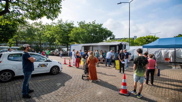 Het was druk bij de mobiele priklocatie in Breda (foto: GGD West-Brabant).