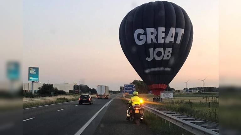 De luchtballon langs de A17 (foto: weginspecteur Roel de Laat).