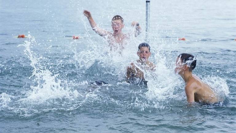 Voor 16 plekken aan de Maas is een negatief zwemadvies gegeven (foto: provincie Brabant).