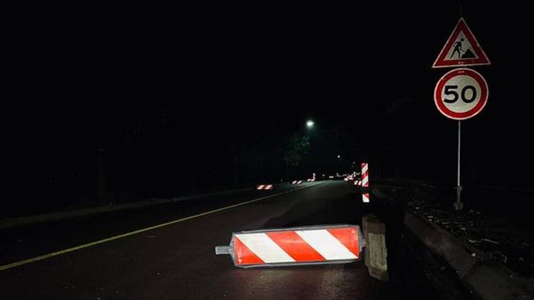 Vandalen hebben 100 wegafzettingsborden omgegooid bij Hilvarenbeek (foto: politie).