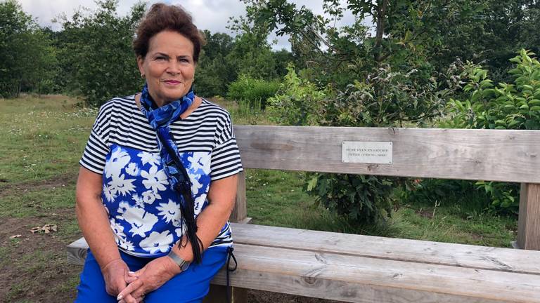 Yvonne denkt op haar herinneringsbankje in de natuur terug aan mooie tijden