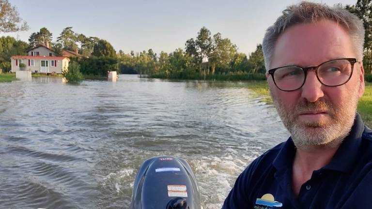 Stefaan vaart over zijn camping.