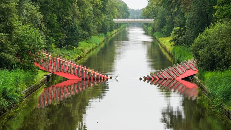 Faunabrug ingestort door zware regenval en ligt in twee stukken in kanaal