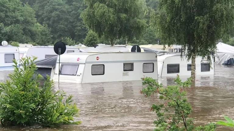 Babette schrok zich rot toen ze de foto's van de overstroomde camping binnenkreeg.