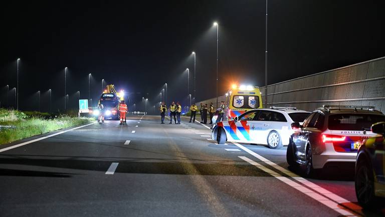 Het ongeluk op de A16 bij Breda vond vrijdag rond middernacht plaats (foto: Toby de Kort/SQ Vision).